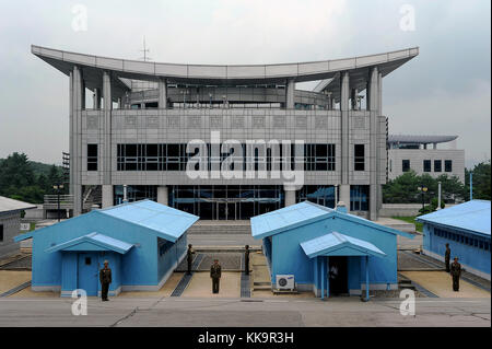 Panmunjeom, Nordkorea Nordkoreanische Grenzsoldaten stand Guard Stockfoto