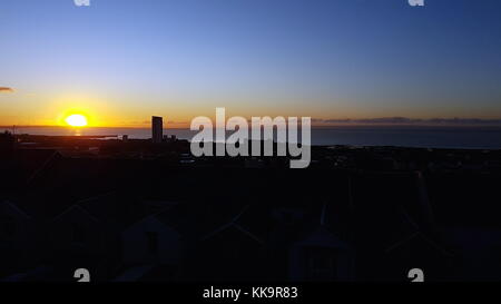 Frost auf Dächer der Häuser in Mount Pleasant beginnt Auftauen als die Sonne über Swansea Bay ragt. Mittwoch, 29 November 2017 Stockfoto