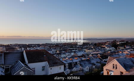 Frost auf Dächer der Häuser in Mount Pleasant, mit Blick auf Mumbles, beginnt Auftauen während der Sunrise. Mittwoch, 29 November 2017 Stockfoto