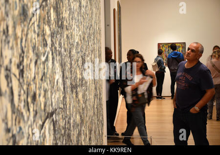 Mann an Jackson Pollock Malerei suchen, "Ein: Nummer 31, 1950" im Museum für Moderne Kunst in New York City. Stockfoto