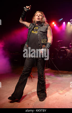 POMPANO BEACH FL - JUNI 18: Vince Neil von der Vince Neil Band tritt am 18. Juni 2016 im Pompano Beach Amphitheater in Pompano Beach, Florida auf Stockfoto