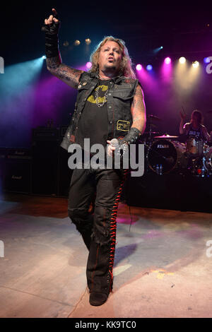 POMPANO BEACH FL - JUNI 18: Vince Neil von der Vince Neil Band tritt am 18. Juni 2016 im Pompano Beach Amphitheater in Pompano Beach, Florida auf Stockfoto