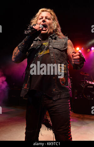 POMPANO BEACH FL - JUNI 18: Vince Neil von der Vince Neil Band tritt am 18. Juni 2016 im Pompano Beach Amphitheater in Pompano Beach, Florida auf Stockfoto