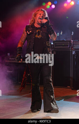 POMPANO BEACH FL - JUNI 18: Vince Neil von der Vince Neil Band tritt am 18. Juni 2016 im Pompano Beach Amphitheater in Pompano Beach, Florida auf Stockfoto