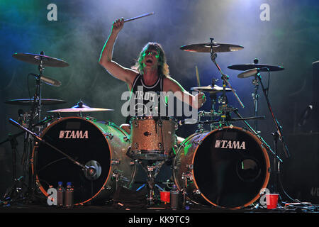 POMPANO BEACH FL - JUNI 18: Zoltan Chaney von der Vince Neil Band tritt am 18. Juni 2016 im Pompano Beach Amphitheater in Pompano Beach, Florida auf Stockfoto