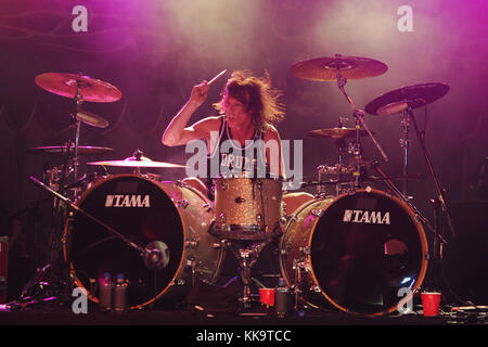 POMPANO BEACH FL - JUNI 18: Zoltan Chaney von der Vince Neil Band tritt am 18. Juni 2016 im Pompano Beach Amphitheater in Pompano Beach, Florida auf Stockfoto