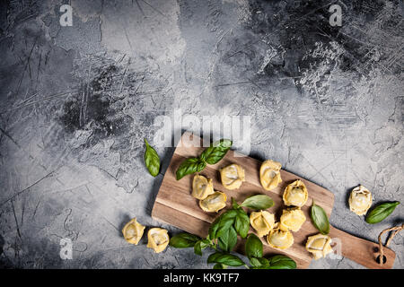 Draufsicht auf hausgemachte Pasta ravioli auf alte Tabelle Stockfoto