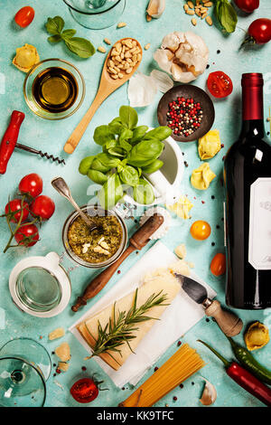 Italienisches Essen Hintergrund, gesunde Lebensmittel oder Zutaten zum Kochen Pesto auf einem vintage Hintergrund Draufsicht mit Kopie Raum Stockfoto