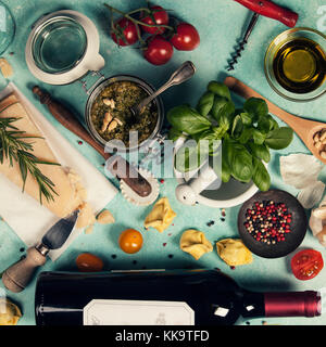 Italienisches Essen Hintergrund, gesunde Lebensmittel oder Zutaten zum Kochen Pesto auf einem vintage Hintergrund Draufsicht mit Kopie Raum Stockfoto