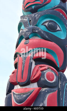 Die House of Tears Carvers of the Lummi Nation haben diese Totempfähle geschaffen. Die Geschichte der Lachsfrau und ihrer Kinder - Stockfoto