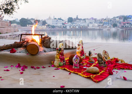 Der heilige See in Pushkar ist durch Baden Ghats und Tempeln, Rajasthan, Indien umgeben Stockfoto