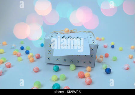 Weihnachtsdekoration mit Geschenkbox mit bunten Kugeln und Bokeh beste Bild für Ferien und Feier Stockfoto