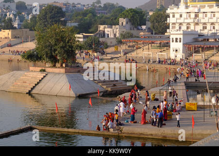 Der heilige See in Pushkar ist durch Baden Ghats und Tempeln, Rajasthan, Indien umgeben Stockfoto