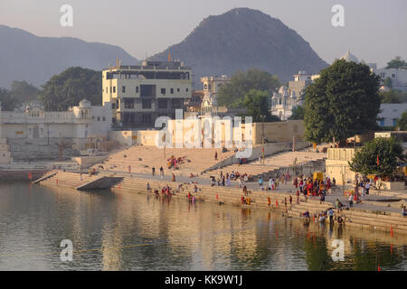 Der heilige See in Pushkar ist durch Baden Ghats und Tempeln, Rajasthan, Indien umgeben Stockfoto