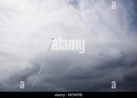 Einzelne rote Pfeil jet gegen einen bewölkten Himmel Stockfoto