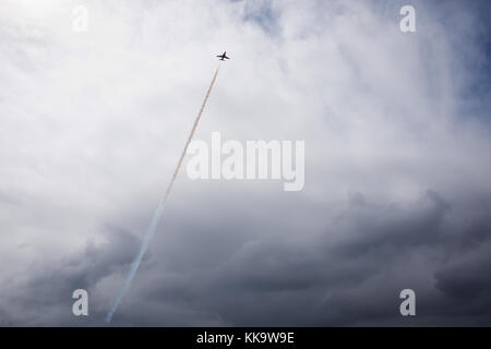 Einzelne rote Pfeil jet gegen einen bewölkten Himmel Stockfoto