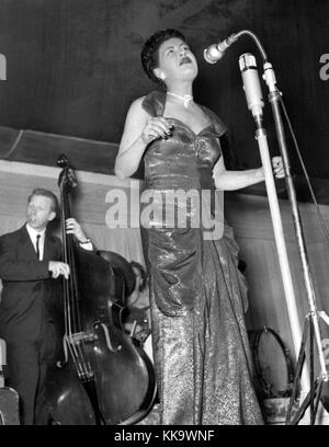 Die legendäre US-amerikanische Jass-Sängerin Billie Holiday tritt 1954 auf der Bühne in der Hamburger Ernst-Merck Hall auf. Sie wurde am 7. April 1915 in Baltimore geboren und starb am 17. Juli 1959 in New York. | Nutzung weltweit Stockfoto