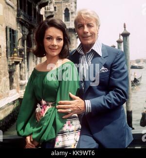 Österreichisch-niederländischen Sänger und Schauspieler Johannes Heesters mit Karin Dor am Filmset der "Hochzeit im Paradies" im Juni 1974 in Venedig (Italien). Er war einer der größten Filmstars der Nazi-besetzten Deutschland bis 1945. Der unpolitische Schauspieler wurde kritisiert für seine Filmrollen nach dem zweiten Weltkrieg, aber weiterhin in verschiedenen Low-Key Filmen gearbeitet.  | weltweite Nutzung Stockfoto