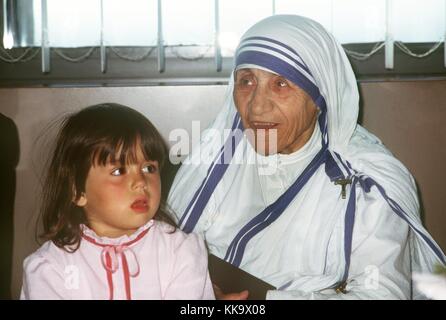 Mutter Teresa und ein kleines Mädchen in Frankfurt am Main. Der Friedensnobelpreisträger und ordensgründer kam am 12. Juli 1986 in Deutschland an | weltweite Nutzung Stockfoto