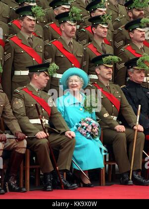 Anlässlich des irischen St. Patrick's Day besucht die britische Königin Mum irische Soldaten in Berlin-Spandau, fotografiert am 18. März 1992. Die Mutter der Königin feiert ihren 100. Geburtstag am 4. August 2000. | Nutzung weltweit Stockfoto