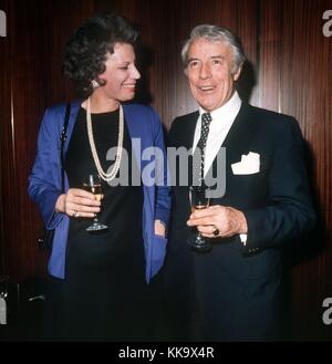 Österreichisch-niederländischen Sänger und Schauspieler Johannes Heesters mit Mildred Scheel am 11. März 1974 in Bonn (Nordrhein Westfalen). Er war einer der größten Filmstars der Nazi-besetzten Deutschland bis 1945. Der unpolitische Schauspieler wurde kritisiert für seine Filmrollen nach dem zweiten Weltkrieg, aber weiterhin in verschiedenen Low-Key Filmen gearbeitet.  | weltweite Nutzung Stockfoto