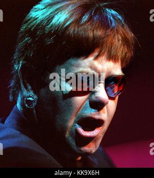 Die berühmte Popsänger Elton John auf der Bühne in der Frankfurter Festhalle anlässlich seines "das große Bild"-Tour, dargestellt am 18. November 1998. | Verwendung weltweit Stockfoto