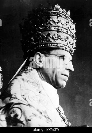 Zeitgenössisches Porträt von Papst Pius XII. Mit Tiara (Papstkrone). Er wurde am 2. März 1876 in Rom als Eugenio Maria Giuseppe Pacelli geboren und starb am 9. Oktober 1958 in Castel Gandolfo. 1933 stimmte er dem mit dem Dritten Reich debattierten Konkordat zu. | Nutzung weltweit Stockfoto