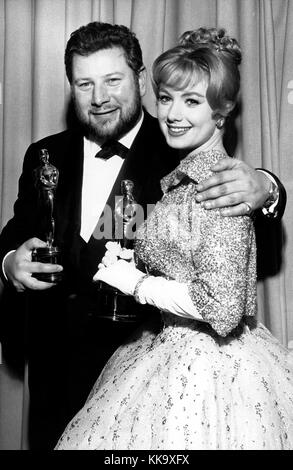 Peter Ustinov steht neben Shirley Jones, beide erhielten einen Oscar. Ustinov wurde geehrt für seine Rolle in "Spartakus" aus dem Jahr 1960. Er starb im Alter von 82 in einem Krankenhaus in Genf am 28. März 2004. | weltweite Nutzung Stockfoto