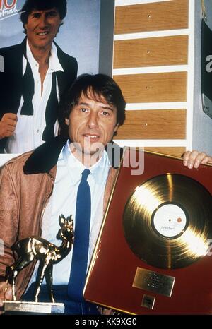 Österreichischen Sänger und Songwriter Udo Juergens mit Auszeichnungen im Dezember 1984 in München. | Verwendung weltweit Stockfoto
