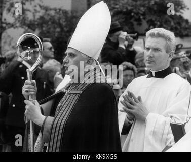 Der römische Kurienkardinal Joseph Ratzinger feiert die Requiem-Messe für den verstorbenen bayerischen Ministerpräsidenten Franz Josef Strauß, dargestellt am 7. Oktober 1988 in Rott am Inn. | Nutzung weltweit Stockfoto