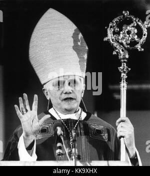 Joseph Kardinal Ratzinger, ehemaliger Erzbischof von München und Freising, feiert in der Liebfrauenkirche München eine päpstliche Hochmesse und verabschiedet sich von seiner Diözese, die am 28. Februar 1982 abgebildet ist. | Nutzung weltweit Stockfoto