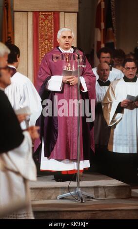 Joseph Kardinal Ratzinger, bisher Erzbischof von München und Freising, verabschiedet sich von den Gläubigen, indem er am 28. Februar 1982 eine päpstliche Hochmesse am Münchner Marienplatz feiert. Ratzinger wurde zum Apostolischen Präfekten der Kongregation für die Glaubenslehre ernannt und reist in den Vatikan. | Nutzung weltweit Stockfoto