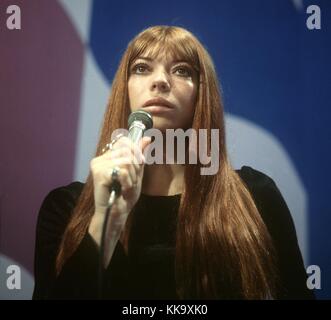 Die deutsche Popsängerin Katja Ebstein stand im März 1971 auf der Bühne beim Vorspiel zum Grand Prix d’Eurovision. | Nutzung weltweit Stockfoto