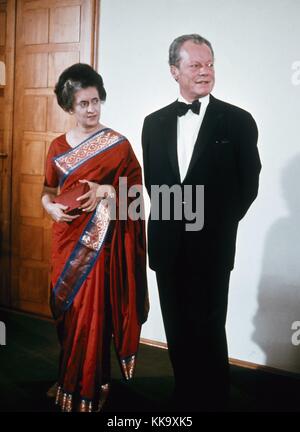 Willy Brandt neben der indischen Politikerin Indira Gandhi, undatiert. Der SPD-Politiker, dessen richtiger Name Herbert Frahm war, war von 1969 bis 1974 deutscher Kanzler. | Nutzung weltweit Stockfoto