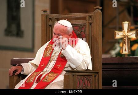 Papst Johannes Paull II. Feiert den ökumenischen Gottesdienst im Paderborner Dom, der manchmal müde aussieht, wie er am 22. Juni 1996 dargestellt wurde. | Nutzung weltweit Stockfoto