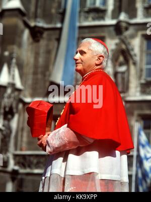 Joseph Kardinal Ratzinger, bisher Erzbischof von München und Freising, verabschiedet sich von Gläubigen am Münchner Marienplatz, Bild am 28. Februar 1982. Ratzinger wurde zum Apostolischen Präfekten der Kongregation für die Glaubenslehre ernannt und reist in den Vatikan. | Nutzung weltweit Stockfoto