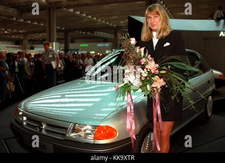 Der deutsche Tennisprofi Steffi Graf posiert als Werbemedium für die Rüsselsheim Opel AG vor einer Opel Astra, 54. IAA, Frankfurt am Main, im September 1991. Die Adam Opel AG geht an erster Stelle und ergreift entsprechende Maßnahmen in Bezug auf ihre Steuerbetrugsangelegenheit und stellt die Zusammenarbeit Ende des Jahres ein. | Nutzung weltweit Stockfoto