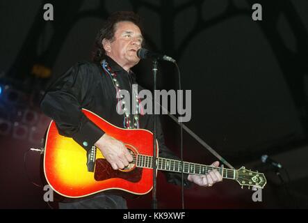 Der US-amerikanische Country & Western-Sänger und Superstar Johnny Cash im Konzert auf der Bühne in der Frankfurter Festhalle, dargestellt am 6. April 1991. | Nutzung weltweit Stockfoto