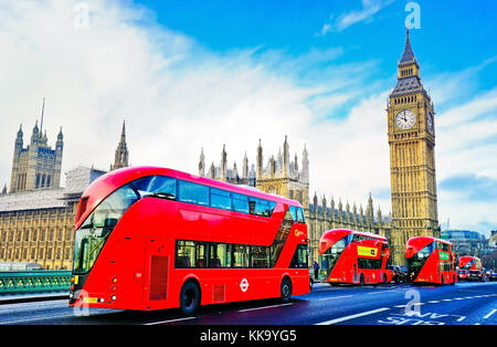 London, UK - 5. Februar 2017 : Blick auf die Houses of Parliament von der Westminster Bridge mit mehreren Stadtbussen, die in London vorbeifahren. Stockfoto