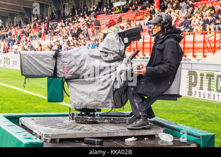 Tv-Kameramann Fernsehübertragung Stade Toulousain v Bordeaux-Begles Rugby-spiel, Ernest wallonischen Stadion, Toulouse, Haute-Garonne, Royal, Frankreich Stockfoto