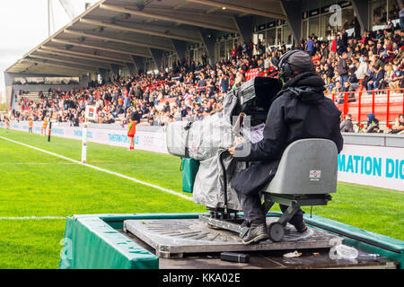 Tv-Kameramann Fernsehübertragung Stade Toulousain v Bordeaux-Begles Rugby-spiel, Ernest wallonischen Stadion, Toulouse, Haute-Garonne, Royal, Frankreich Stockfoto