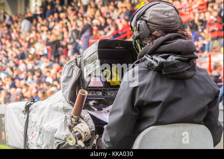 Tv-Kameramann Fernsehübertragung Stade Toulousain v Bordeaux-Begles Rugby-spiel, Ernest wallonischen Stadion, Toulouse, Haute-Garonne, Royal, Frankreich Stockfoto