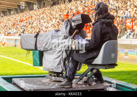 Tv-Kameramann Fernsehübertragung Stade Toulousain v Bordeaux-Begles Rugby-spiel, Ernest wallonischen Stadion, Toulouse, Haute-Garonne, Royal, Frankreich Stockfoto