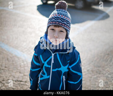 Süße junge Aufenthalt im Freien und die Ruhe im Winter halten Stockfoto