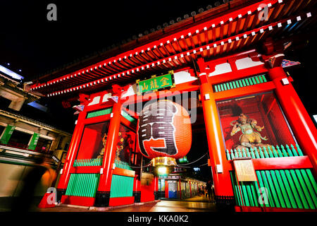 Tokio, Japan - Juli 17, 2016: Ansicht der Senso-ji Tempel bei Nacht in Tokio am 17. Juli 2016. Stockfoto