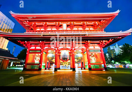 Tokio, Japan - Juli 17, 2016: Ansicht der Senso-ji Tempel bei Nacht in Tokio am 17. Juli 2016. Stockfoto