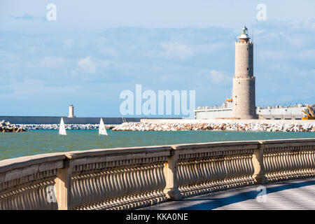 Leuchtturm von Terrazza Mascagni in Livorno, Italien gesehen Stockfoto