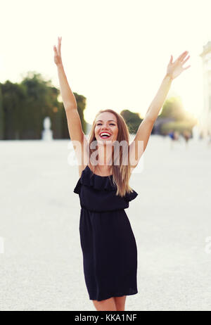 Glückliche junge unbekümmerte Frau Hände in Park, Freude, im Freien Stockfoto