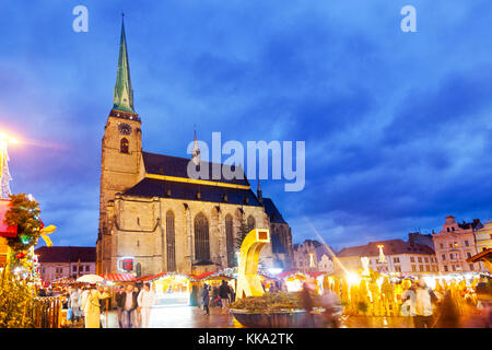 Weihnachtsmarkt, St. Bartholomäus Kathedrale, Platz der Republik, Stadt Plzen, Tschechische Republik - Traditionelle Messe im historischen Zentrum Stockfoto