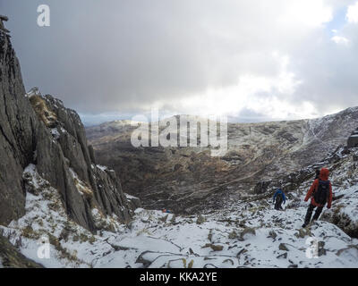 Wandern im Winter Landschaft, Tryfan, Ogwen Valley, Snowdonia, Wales, Großbritannien Stockfoto